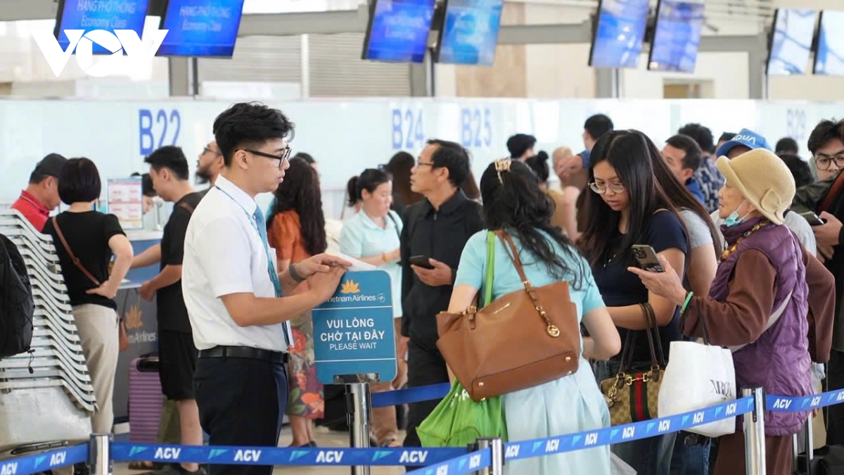 Ngày cuối nghỉ lễ 30/4 - 1/5, sân bay Nội Bài lập kỷ lục đón gần 118.000 khách