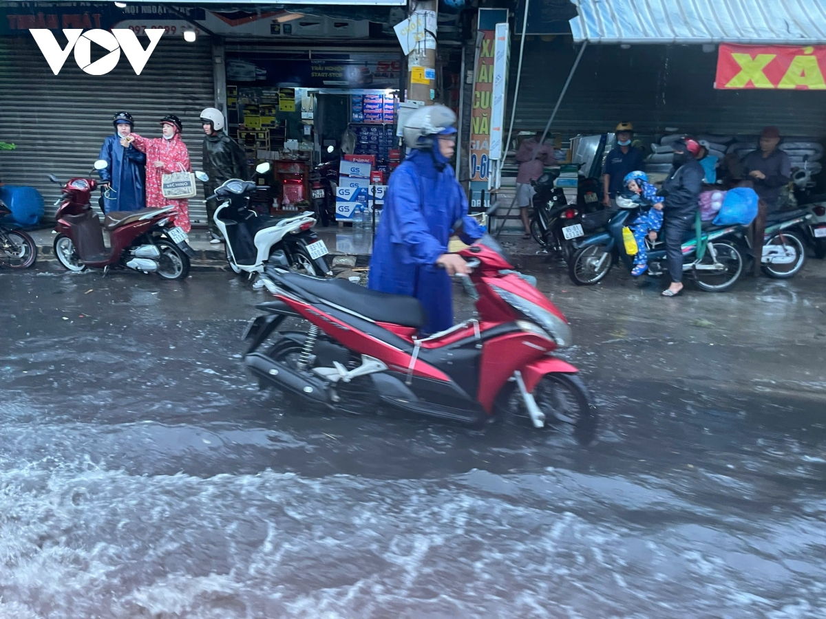 mua giai nhiet gay ngap cuc bo tai tp.hcm, nguoi di choi le bi gian doan hinh anh 3