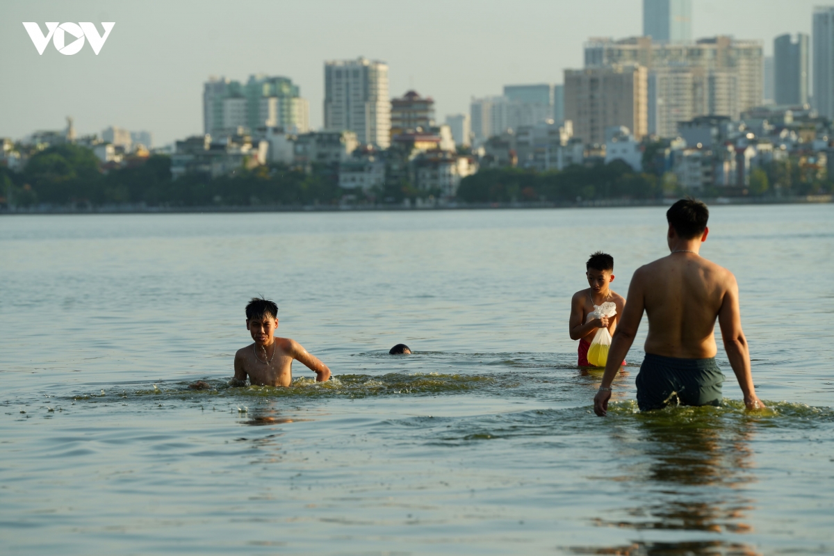 ha noi nang nong nhu do lua, ho tay thanh be boi cho nhieu nguoi giai nhiet hinh anh 5