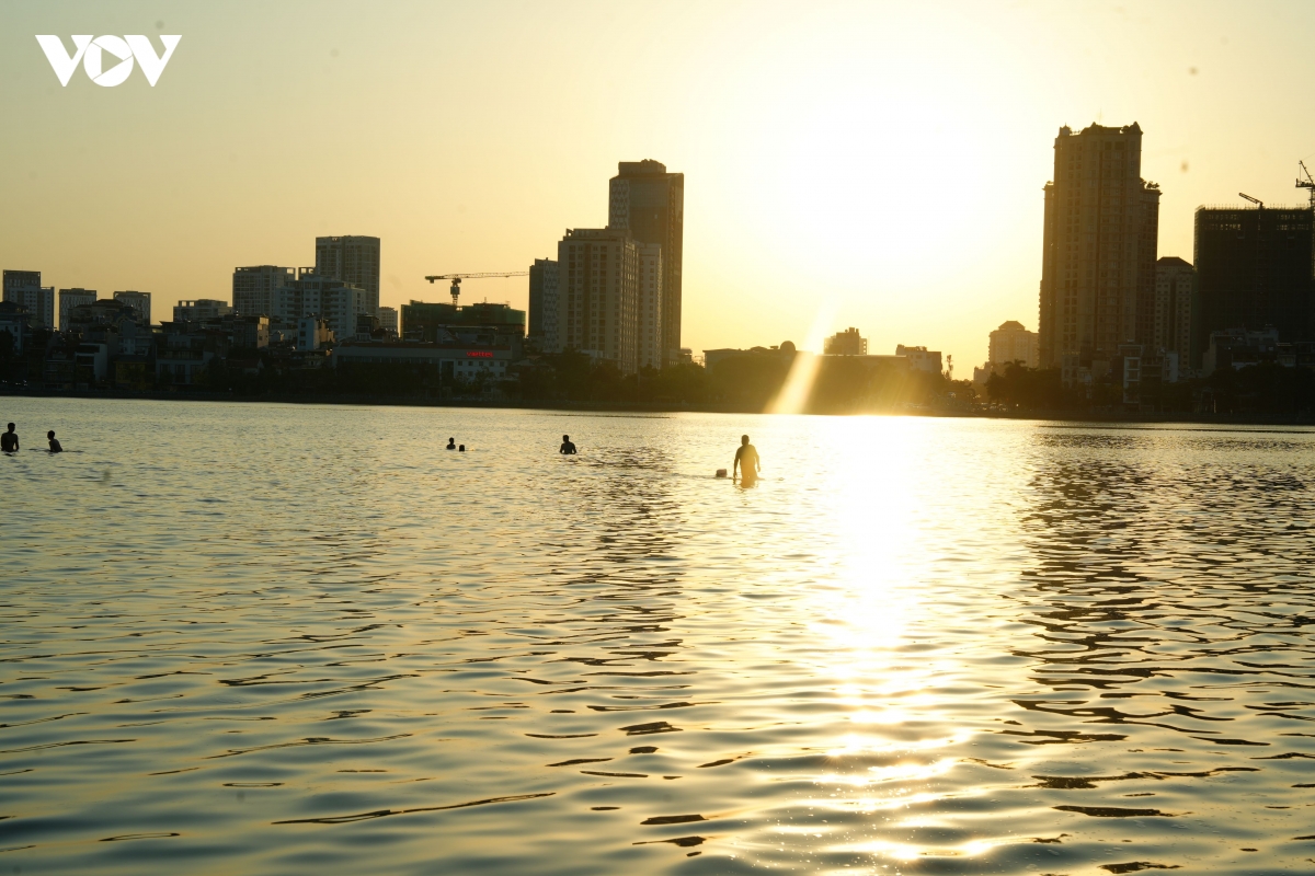 ha noi nang nong nhu do lua, ho tay thanh be boi cho nhieu nguoi giai nhiet hinh anh 12