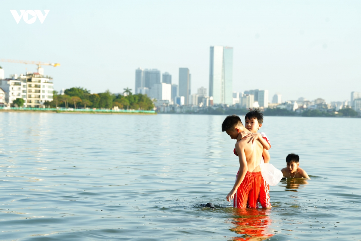ha noi nang nong nhu do lua, ho tay thanh be boi cho nhieu nguoi giai nhiet hinh anh 6