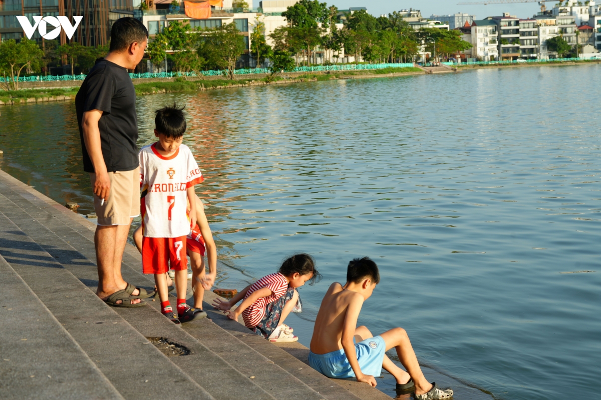 ha noi nang nong nhu do lua, ho tay thanh be boi cho nhieu nguoi giai nhiet hinh anh 1