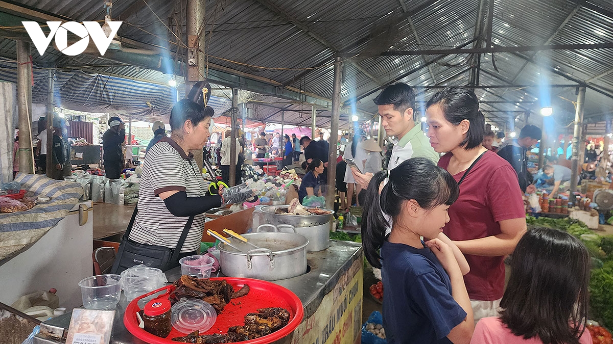 Doc dao cho con trung na si mon la niu chan du khach den voi tay bac hinh anh 2