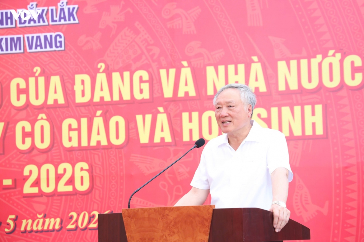 nguyen lanh dao chinh phu trao hoc bong tang hoc sinh vung kho Dak lak hinh anh 2