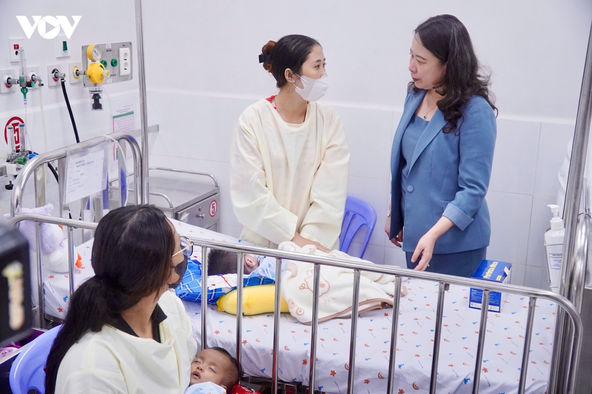 pho chu tich nuoc vo thi Anh xuan tham benh nhi hiem ngheo tai tp.hcm hinh anh 2
