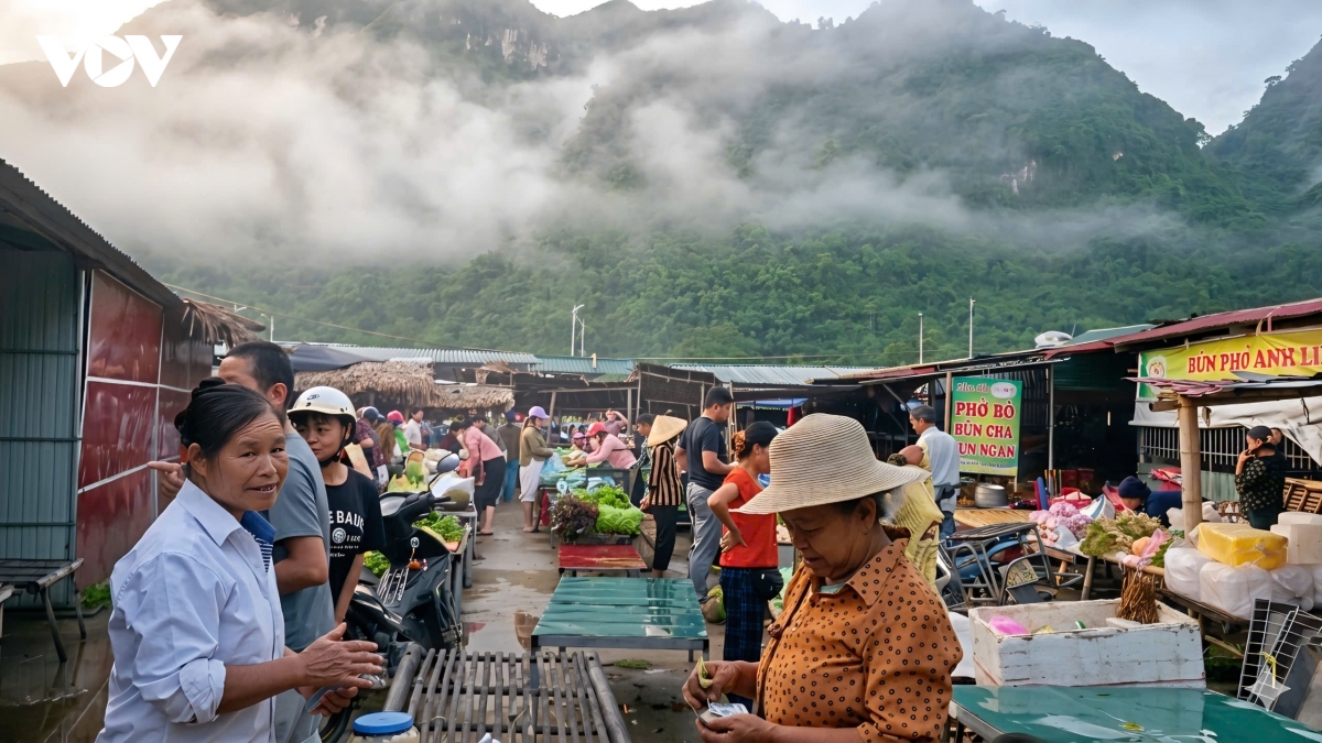 du khach dam minh giua ban lang pu luong binh yen mua lua chin hinh anh 12