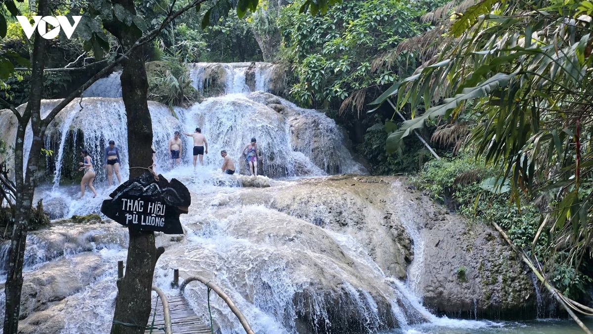 du khach dam minh giua ban lang pu luong binh yen mua lua chin hinh anh 14