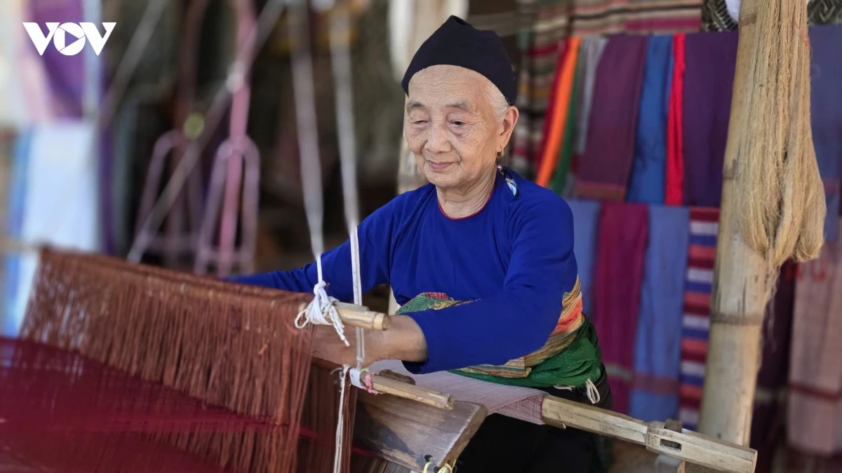 du khach dam minh giua ban lang pu luong binh yen mua lua chin hinh anh 7