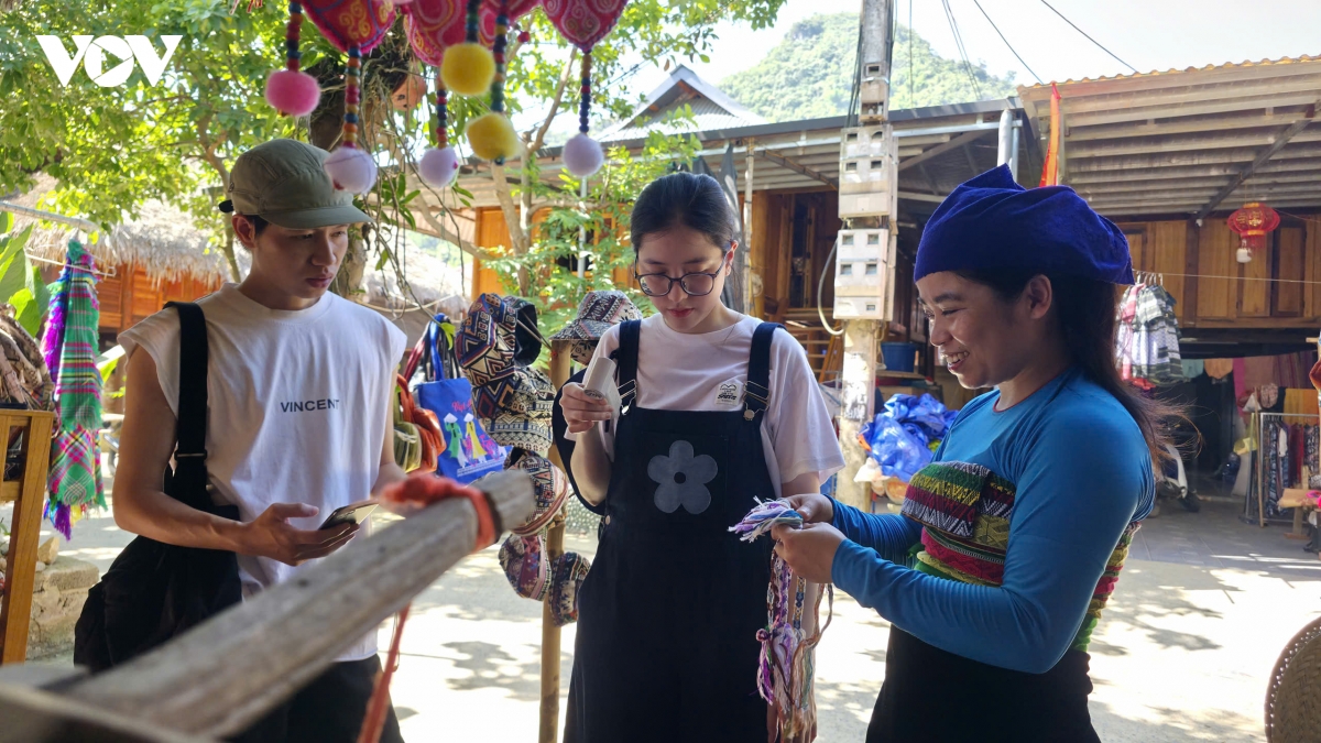 du khach dam minh giua ban lang pu luong binh yen mua lua chin hinh anh 10