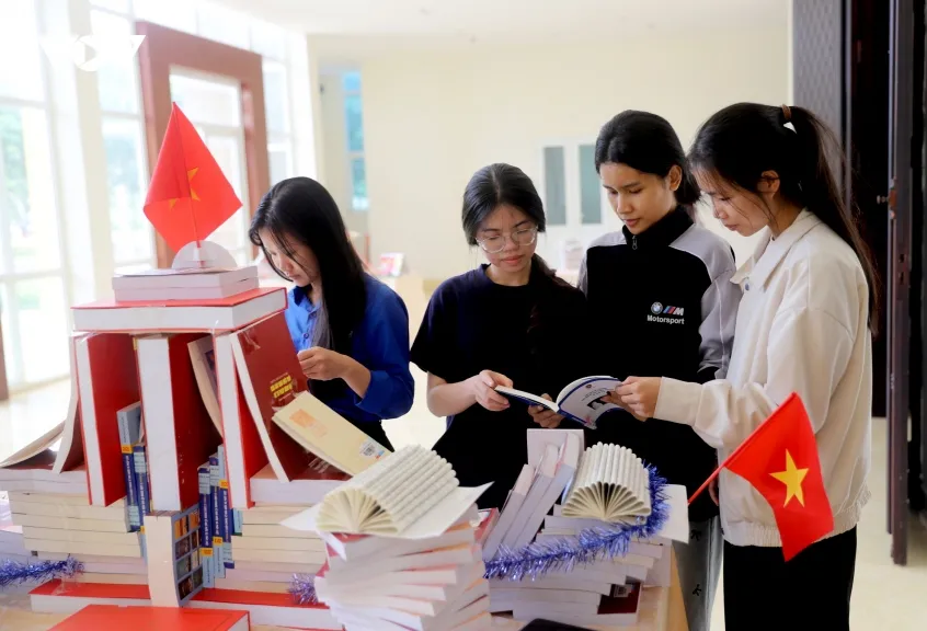 Dak lak lan toa van hoa doc tu sach viet ve chu tich ho chi minh hinh anh 1