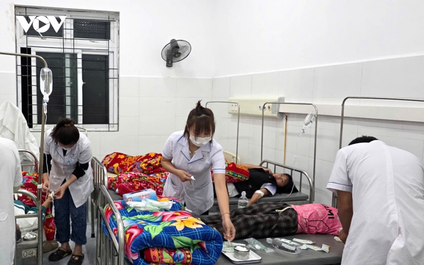 hon 200 hoc sinh o lai chau nghi ngo doc sau khi tu an qua la hinh anh 2