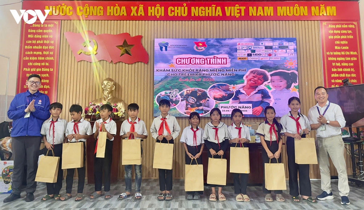 kham suc khoe rang mieng mien phi cho hoc sinh tai xa mien nui Da nang hinh anh 3