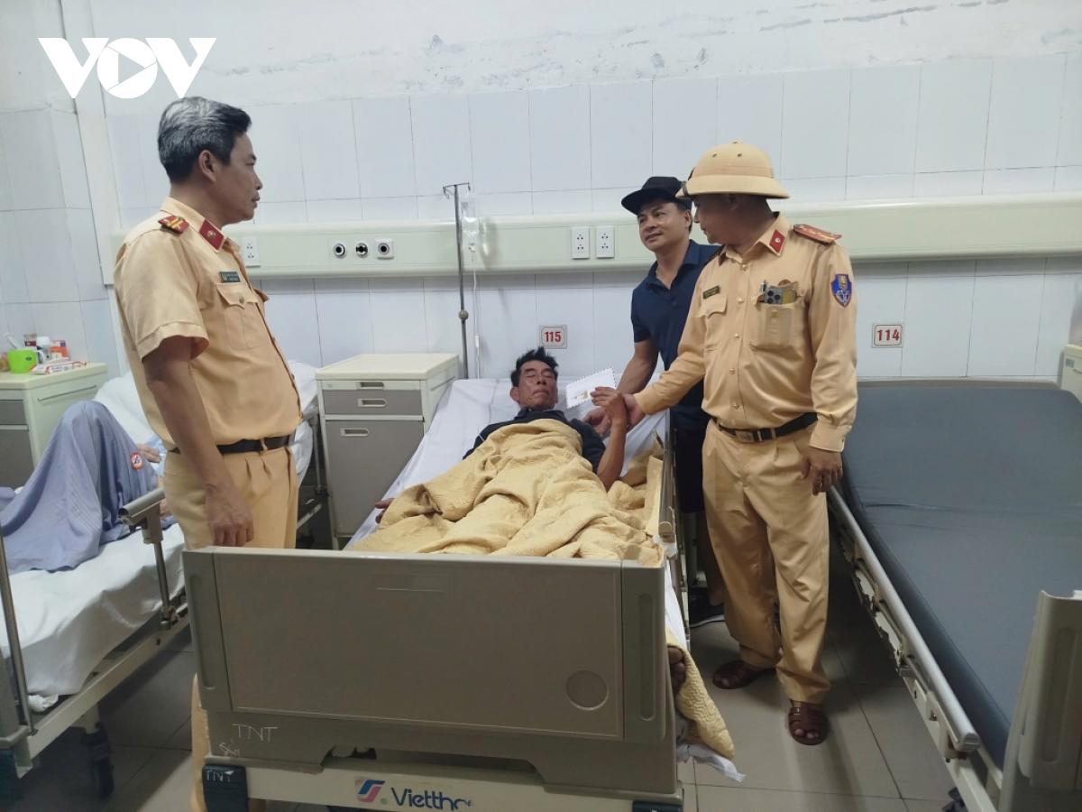 chim tau ca, 4 ngu dan troi dat nhieu gio tren vung bien gan dac khu co to hinh anh 1