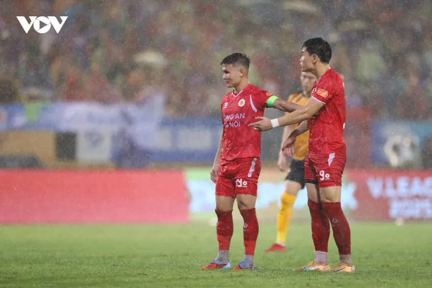 alan va Dinh bac tranh da phat den trong ngay clb cahn vo dich v-league hinh anh 6