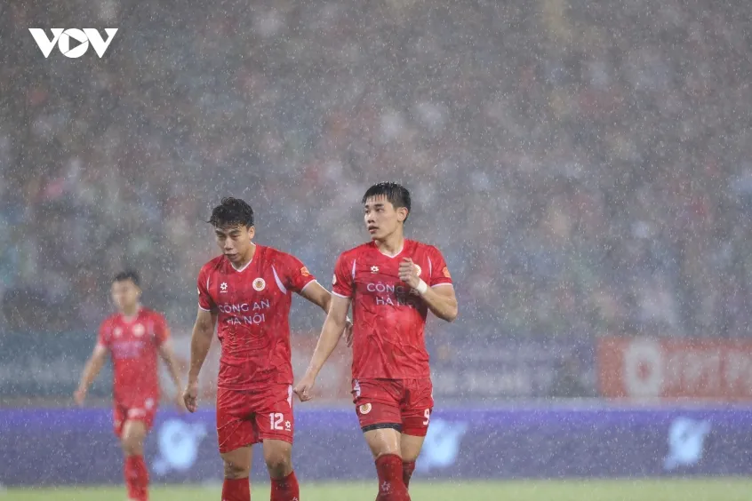 alan va Dinh bac tranh da phat den trong ngay clb cahn vo dich v-league hinh anh 7