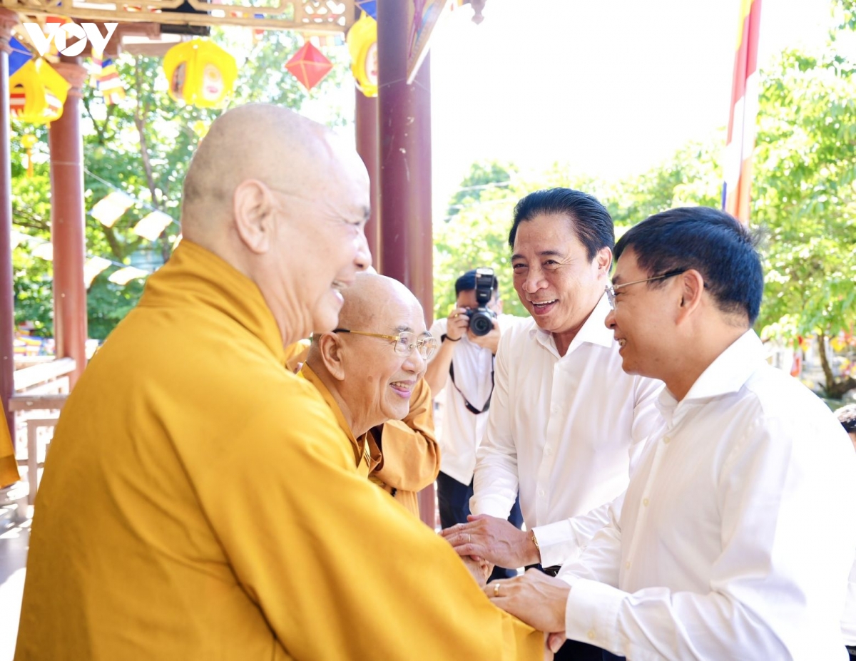 pho thu tuong nguyen van thang chuc mung Dai le phat dan tai hue hinh anh 4