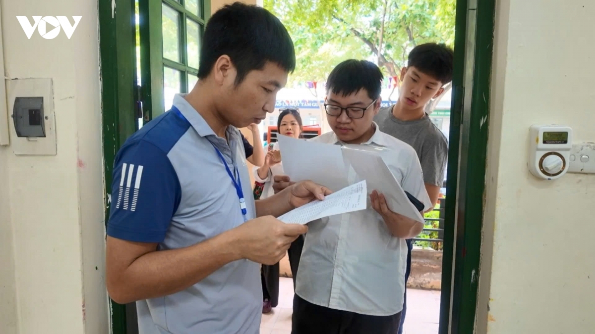 gan 125.000 hoc sinh ha noi lam thu tuc du thi vao lop 10 hinh anh 14