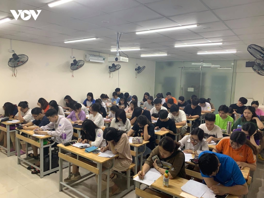 ha noi phu huynh dong hanh cung con truoc ky thi vao lop 10 thpt hinh anh 1