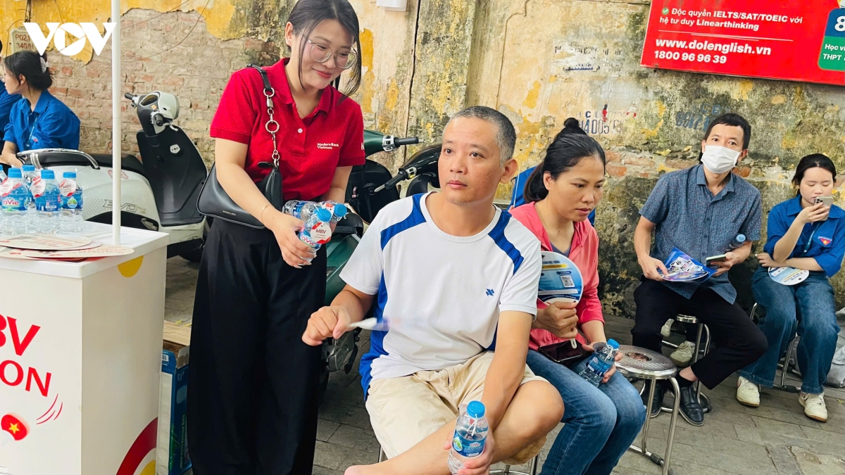 tuyen sinh lop 10 ha noi nhung cai om tiep lua cua phu huynh truoc cong truong hinh anh 11