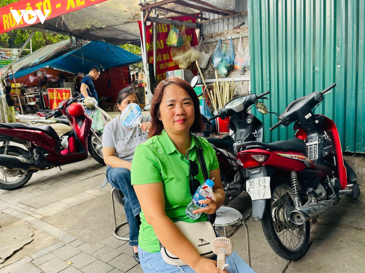 tuyen sinh lop 10 ha noi nhung cai om tiep lua cua phu huynh truoc cong truong hinh anh 12