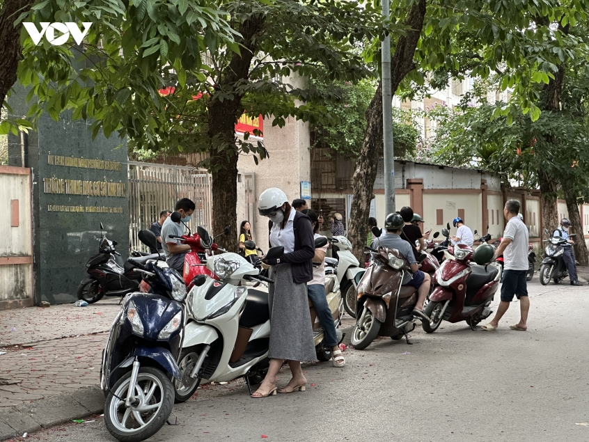 ha noi phu huynh dong hanh cung con truoc ky thi vao lop 10 thpt hinh anh 3