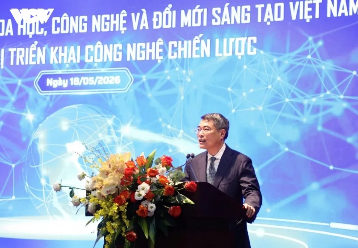 Government leader urges rapid development of strategic technology products