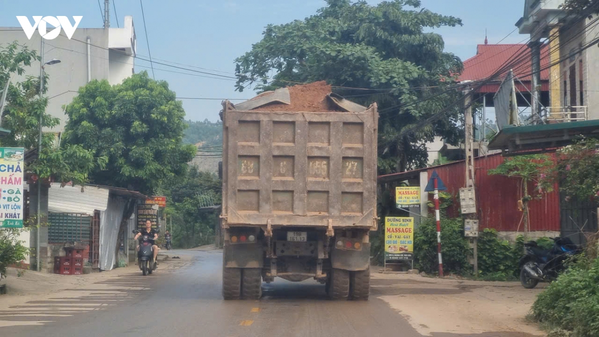 dan khon kho vi xe tai nang cho dat o thai hoa, phu tho hinh anh 1