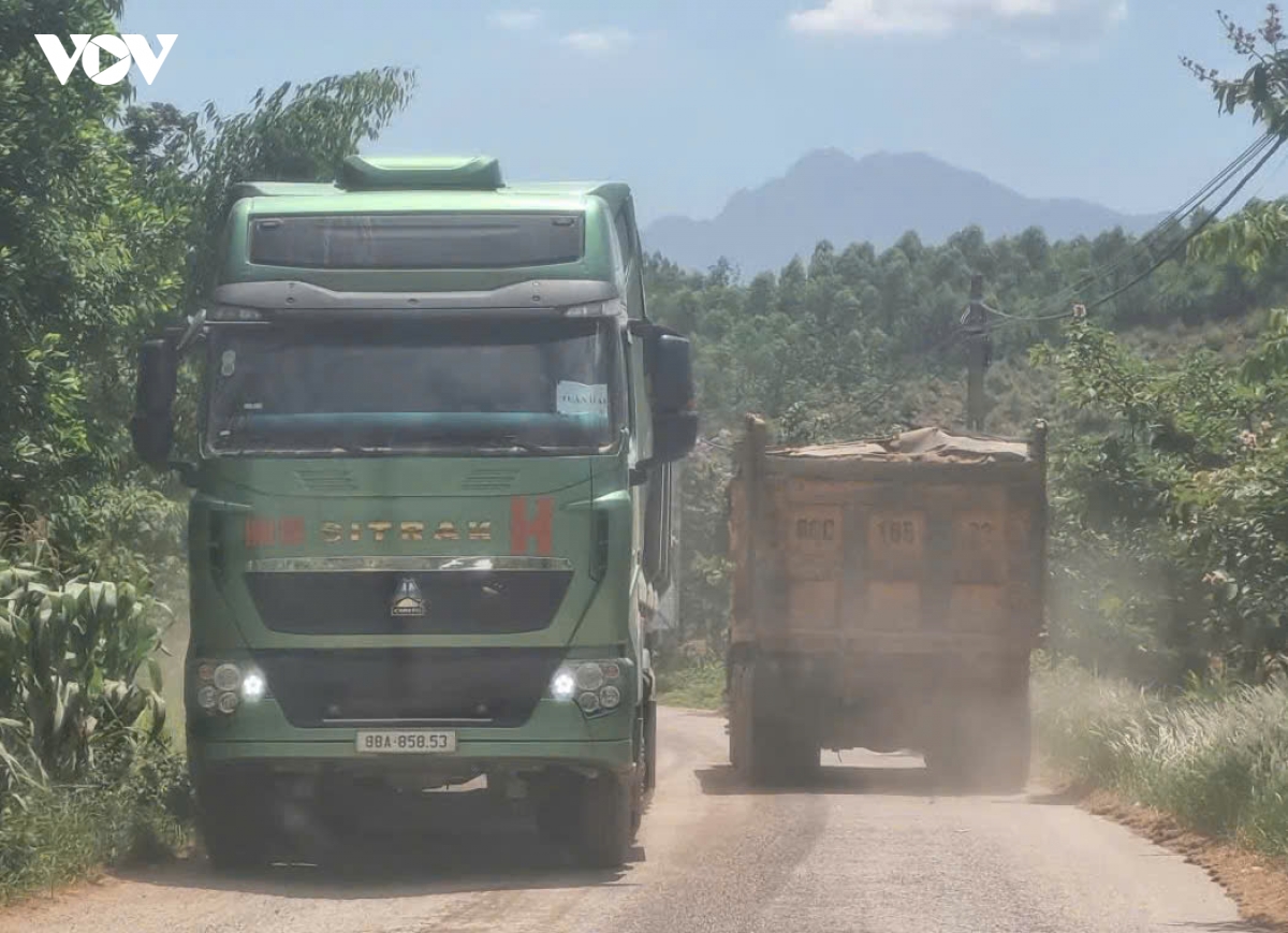 dan khon kho vi xe tai nang cho dat o thai hoa, phu tho hinh anh 10