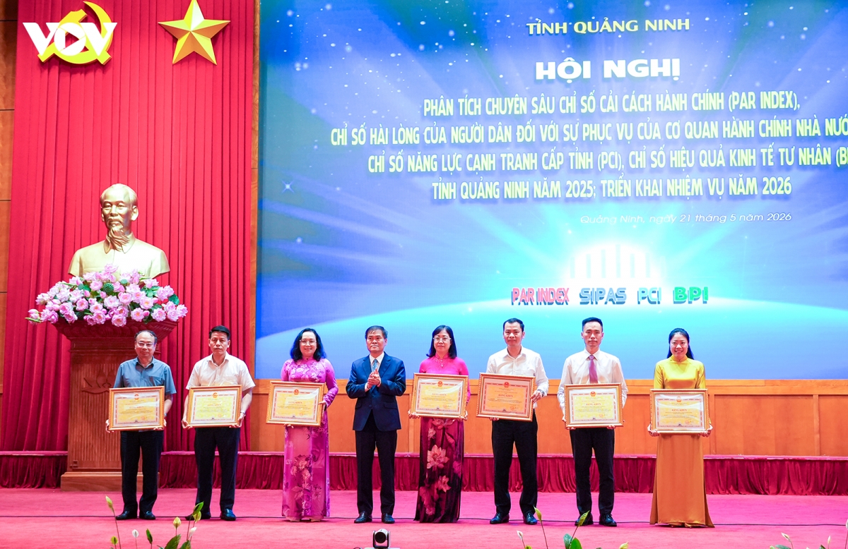 chu tich ubnd tinh quang ninh soi lai minh de cai thien cac chi so cai cach hinh anh 2