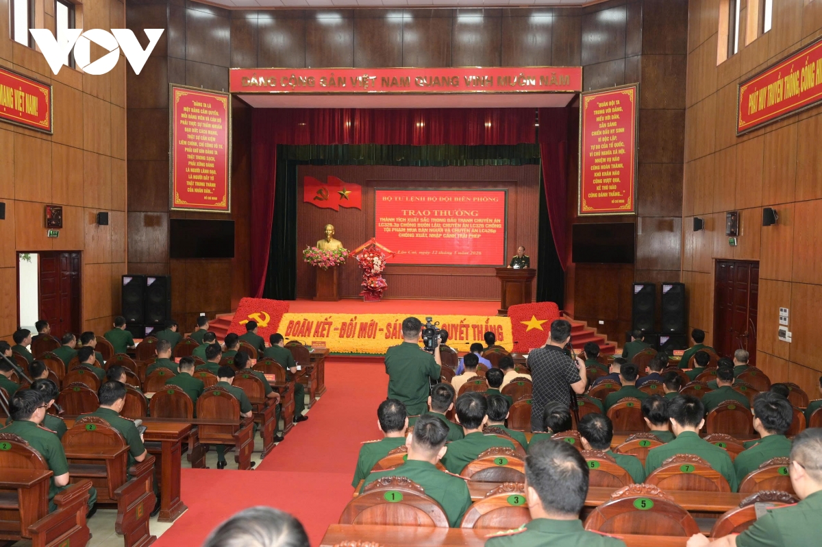 khen thuong nong luc luong pha 3 chuyen an lon tren bien gioi lao cai hinh anh 2