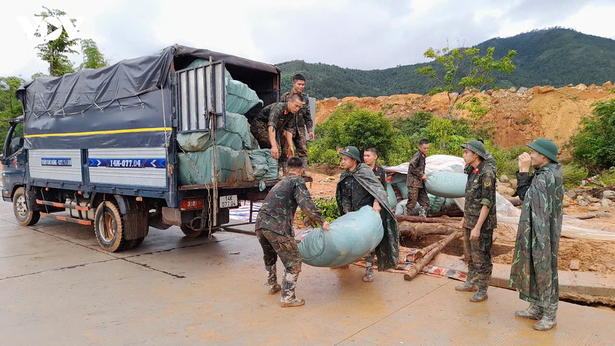 khan truong xu ly cac diem ngap ung, sat lo do mua lon tai quang ninh hinh anh 12