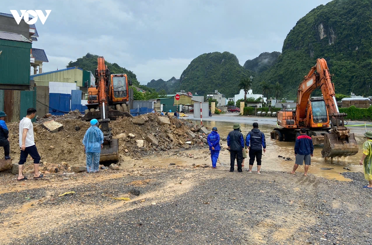 khan truong xu ly cac diem ngap ung, sat lo do mua lon tai quang ninh hinh anh 3
