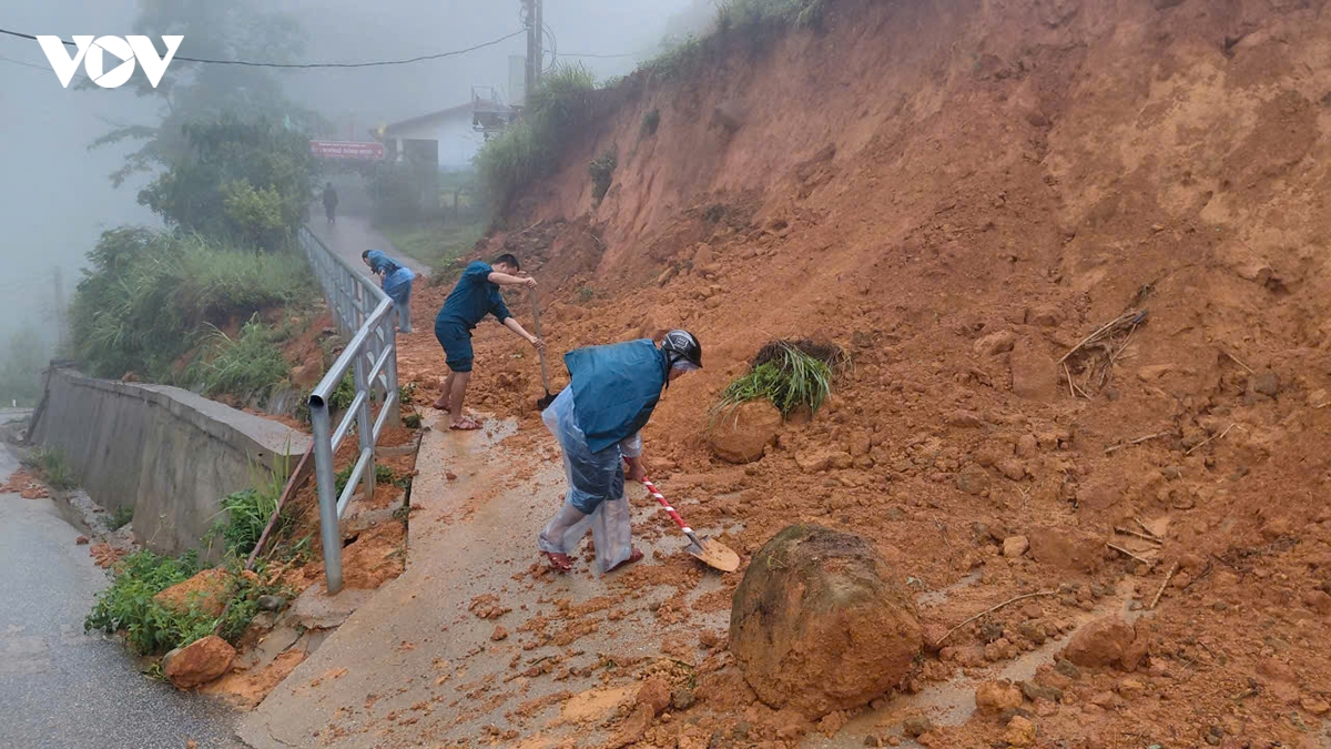 khan truong xu ly cac diem ngap ung, sat lo do mua lon tai quang ninh hinh anh 5