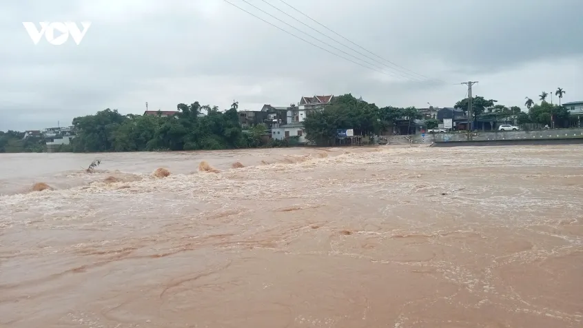 lu dang tren cac song gay ngap ung, sat lo o quang ninh hinh anh 1