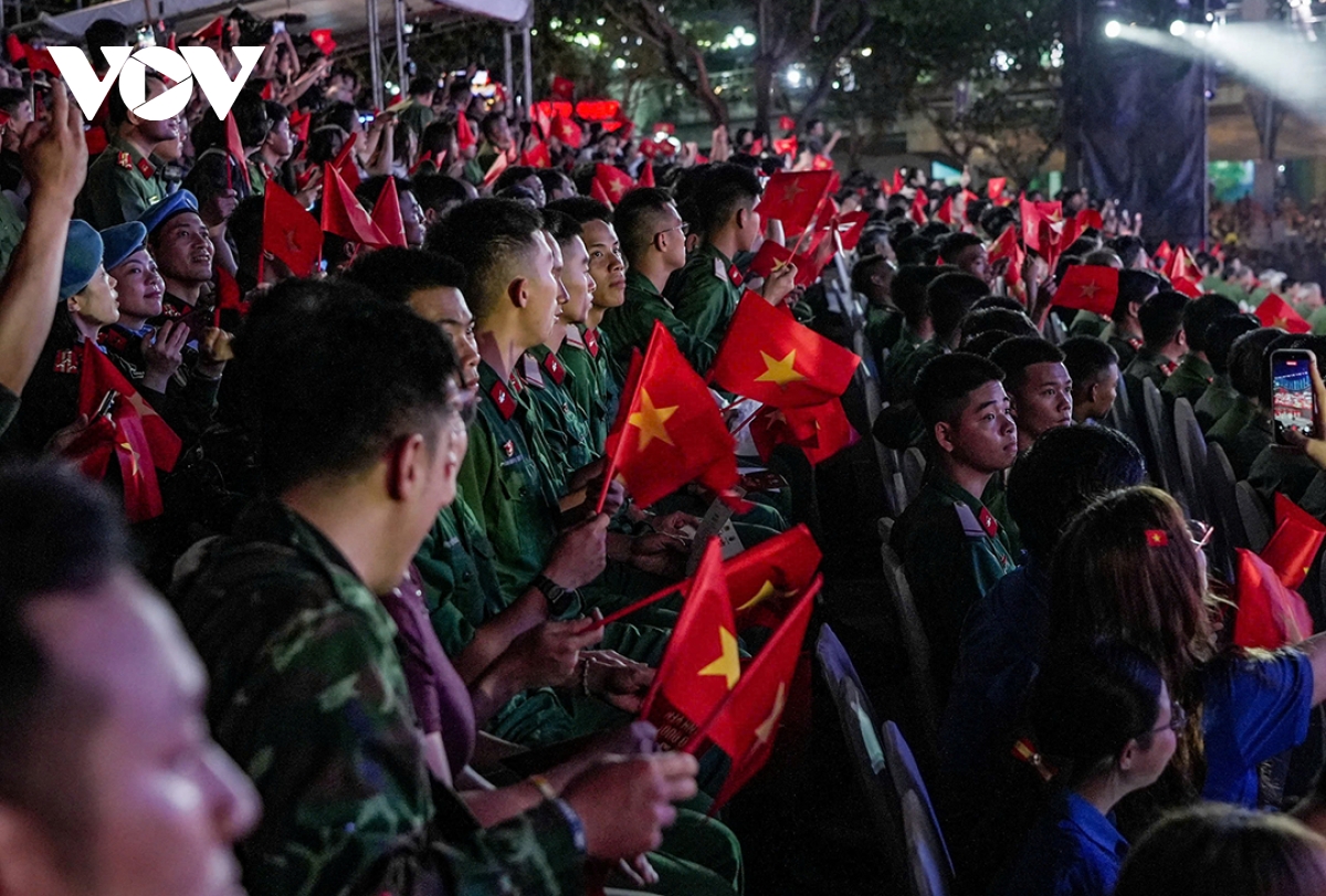 man nhan gala nghe thuat to quoc binh yen ben song han, Da nang hinh anh 8