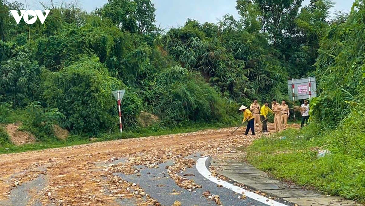 Cảnh sát giao thông Phú Thọ khẩn trương khắc phục sự cố sạt lở trên Tỉnh lộ 316