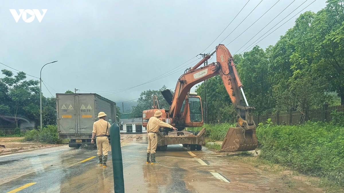canh sat giao thong phu tho khan truong khac phuc su co sat lo tren tinh lo 316 hinh anh 2