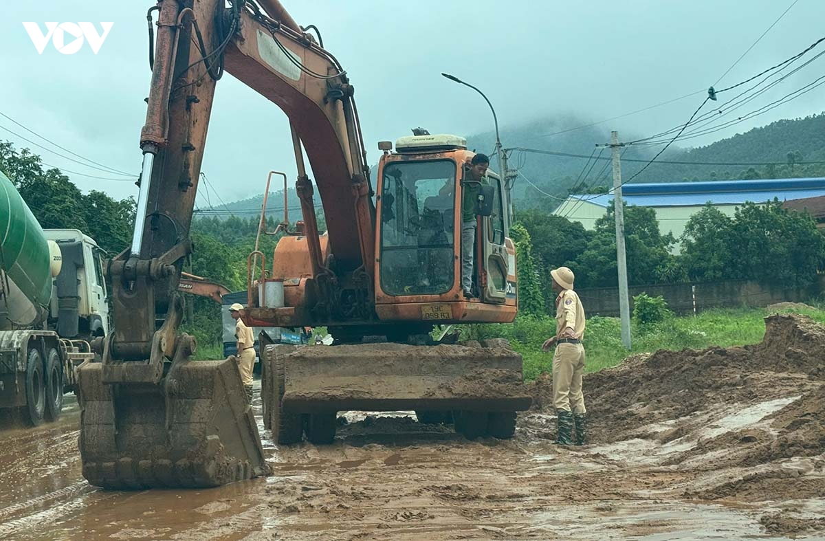 canh sat giao thong phu tho khan truong khac phuc su co sat lo tren tinh lo 316 hinh anh 3