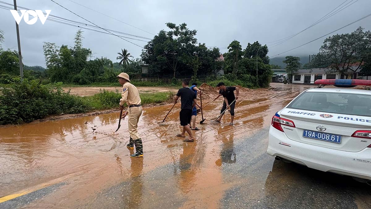 canh sat giao thong phu tho khan truong khac phuc su co sat lo tren tinh lo 316 hinh anh 4