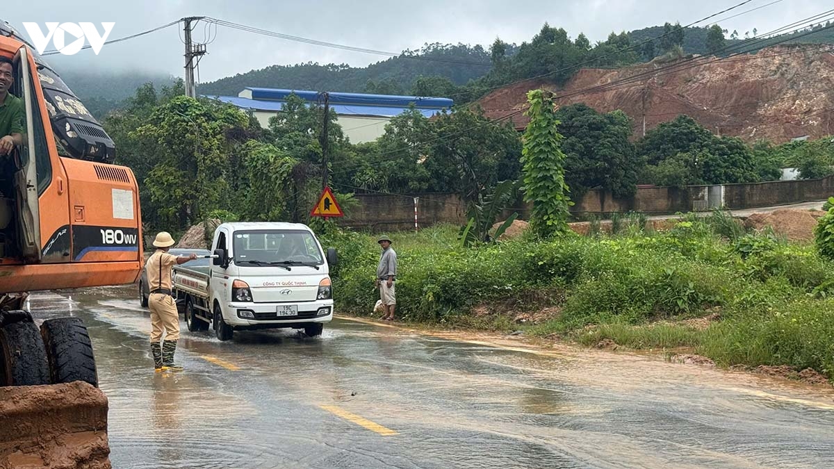 canh sat giao thong phu tho khan truong khac phuc su co sat lo tren tinh lo 316 hinh anh 5