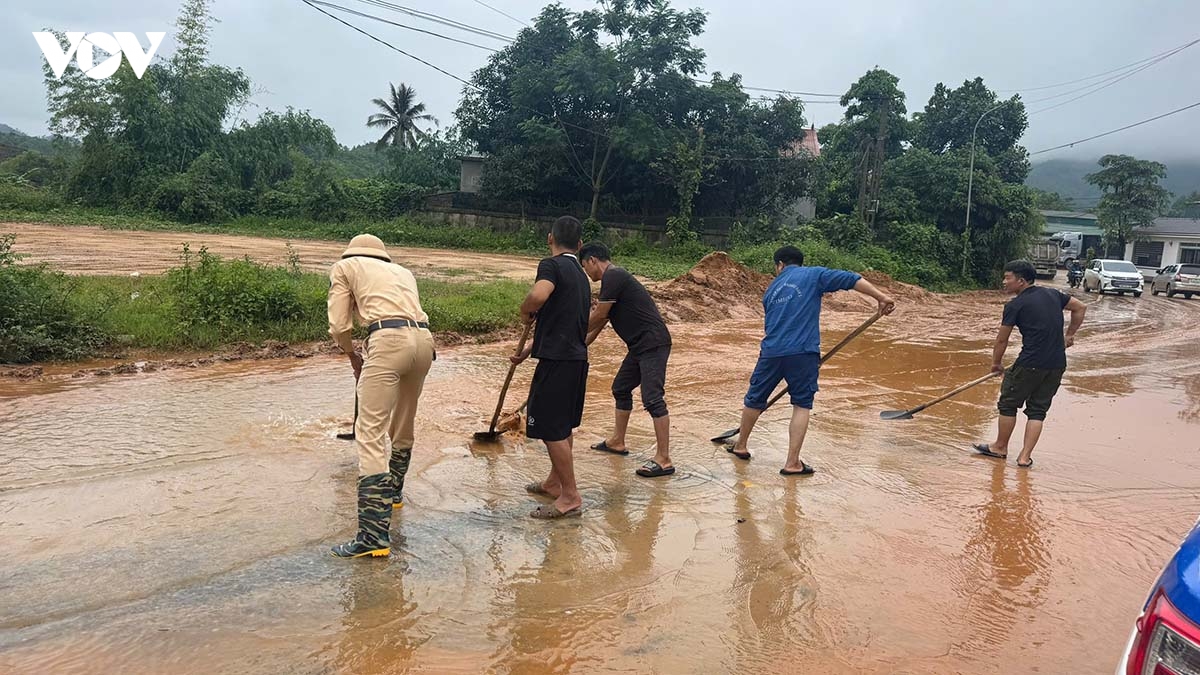 canh sat giao thong phu tho khan truong khac phuc su co sat lo tren tinh lo 316 hinh anh 6