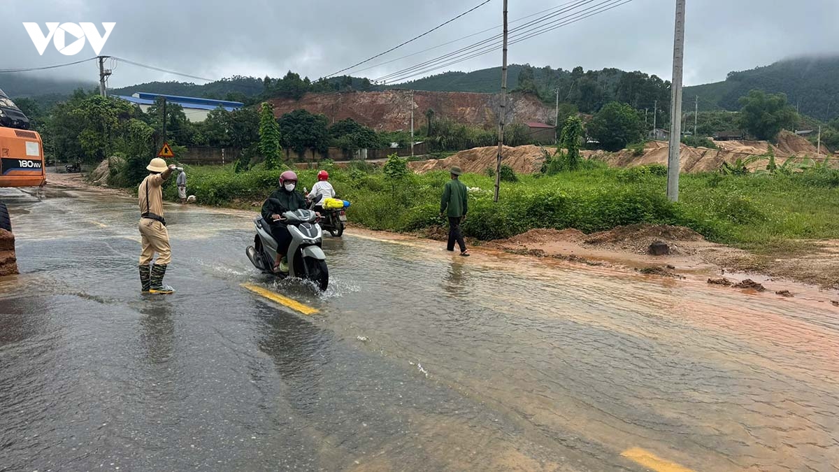 canh sat giao thong phu tho khan truong khac phuc su co sat lo tren tinh lo 316 hinh anh 7