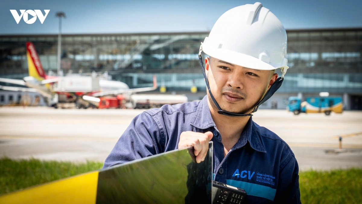 Nhân viên hàng không làm việc giữa nắng nóng gay gắt trên sân bay Nội Bài