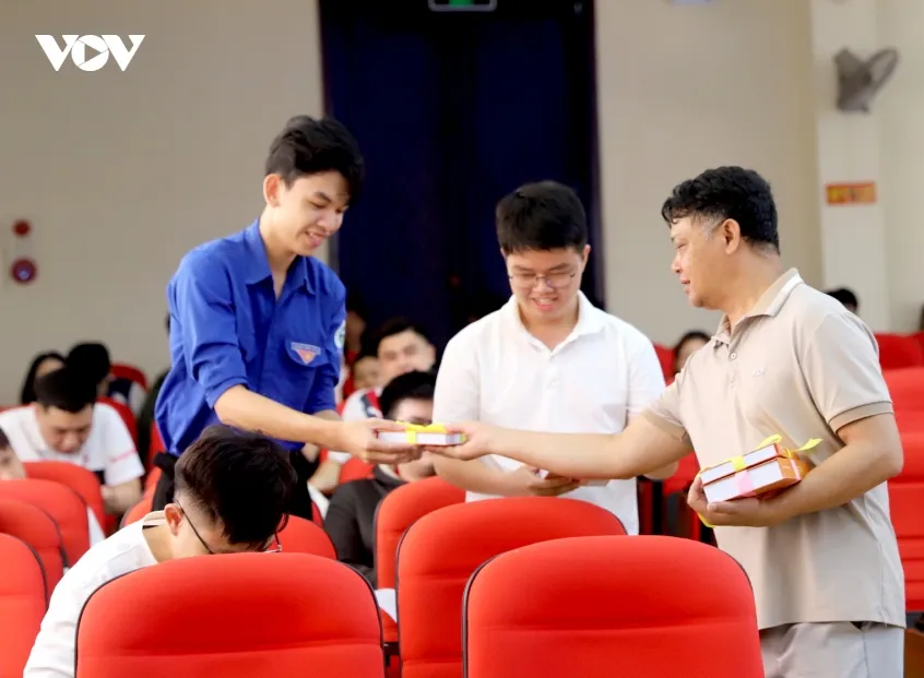 Dak lak lan toa van hoa doc tu sach viet ve chu tich ho chi minh hinh anh 4