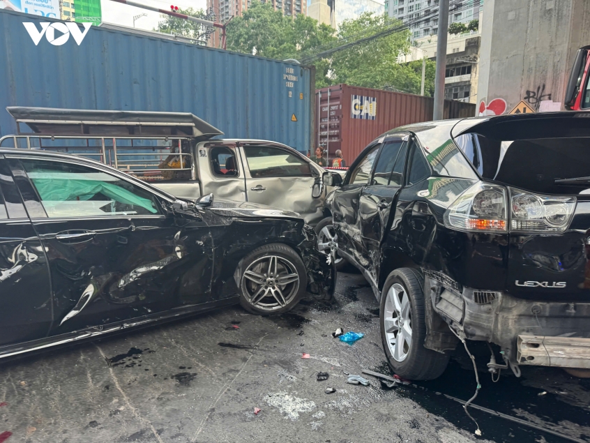 tau hoa tong thang xe buyt giua trung tam bangkok khien 40 nguoi thuong vong hinh anh 4