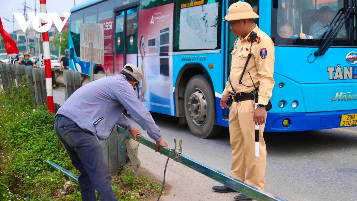 ha noi rao hang loat loi di tu mo cat ngang duong sat bac-nam hinh anh 1