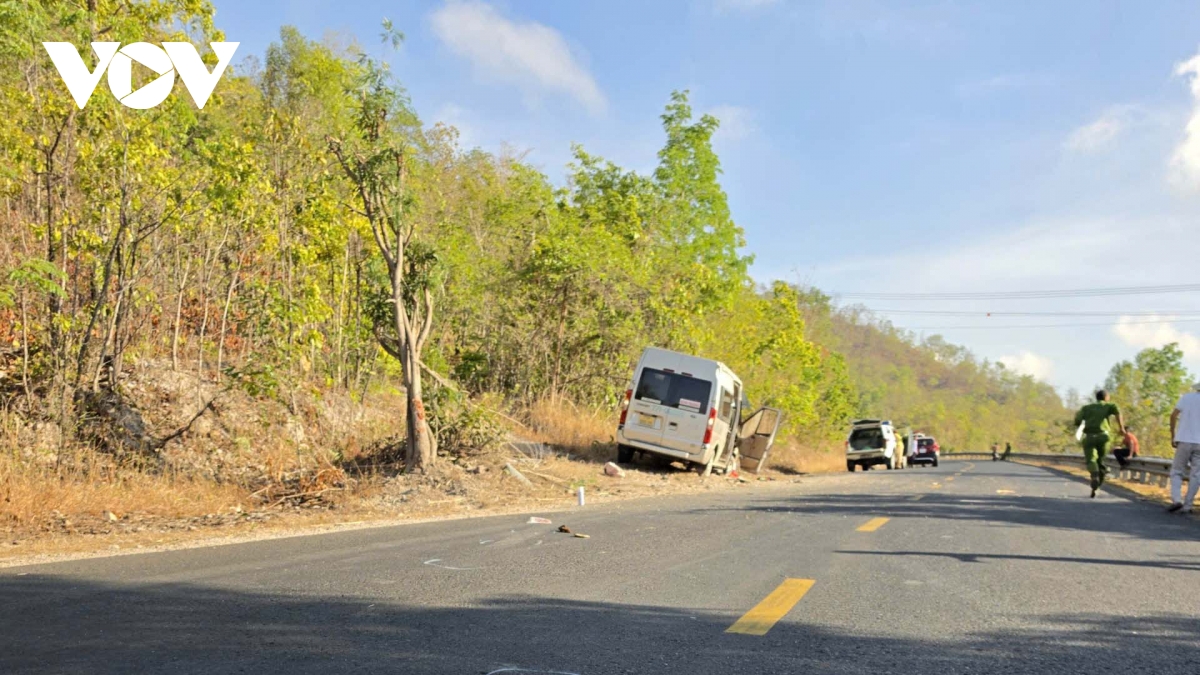 xe khach mat lai tren deo to na gia lai , 3 nguoi thuong vong hinh anh 2