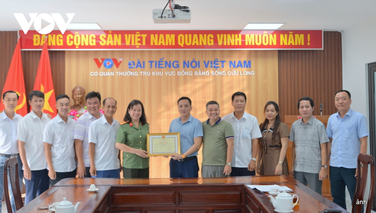 can tho tang bang khen vov-Dbscl vi thanh tich bao ve an ninh to quoc hinh anh 2