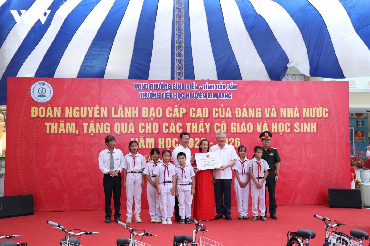 Nguyên lãnh đạo Chính phủ trao học bổng tặng học sinh vùng khó Đắk Lắk