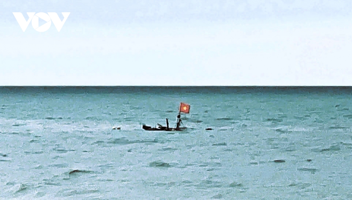tau ca bi giong loc danh chim, 2 ngu dan quang tri may man thoat nan boi vao bo hinh anh 1